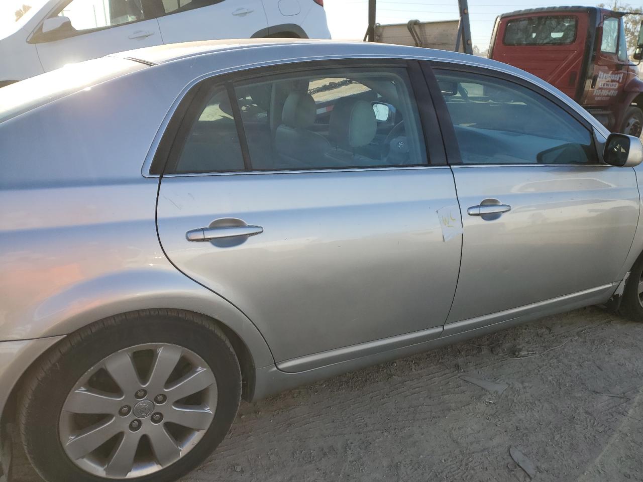 2005 Toyota Avalon - Image 12
