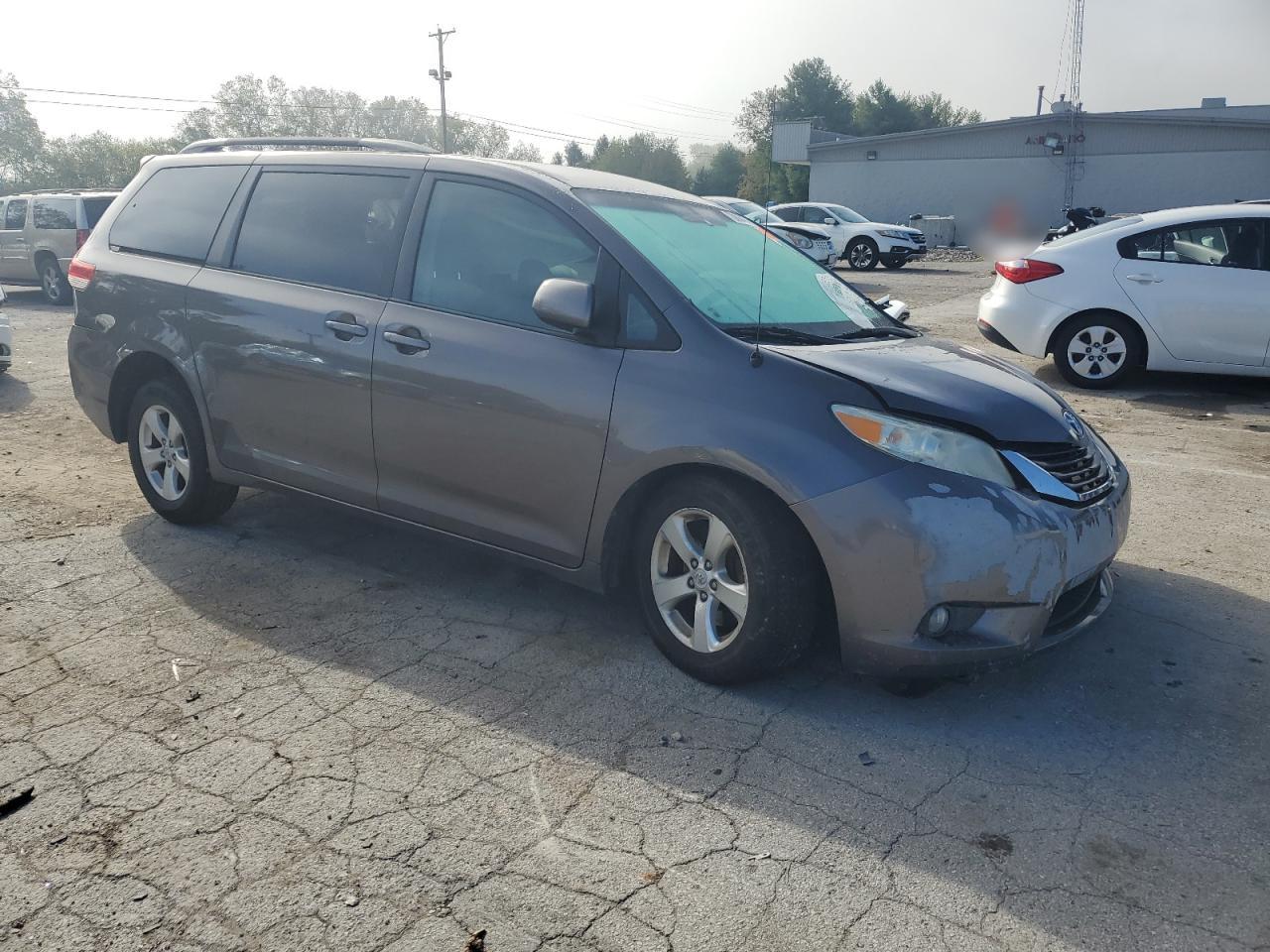 2012 Toyota Sienna - Image 4