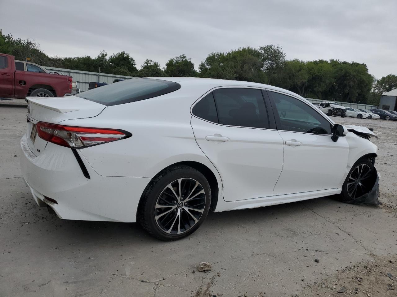 VIN 4T1B11HK9JU133475 2018 TOYOTA CAMRY no.3