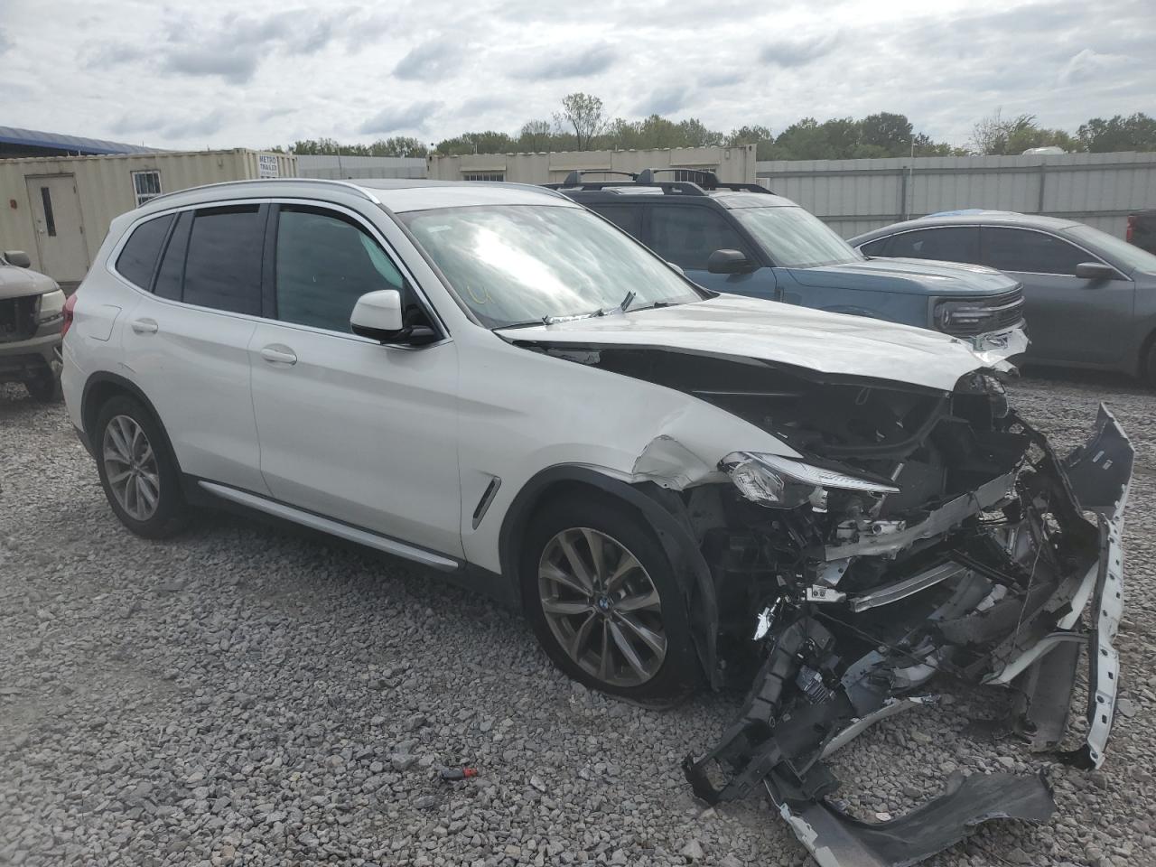 VIN 5UXTR7C51KLE93810 2019 BMW X3 no.4