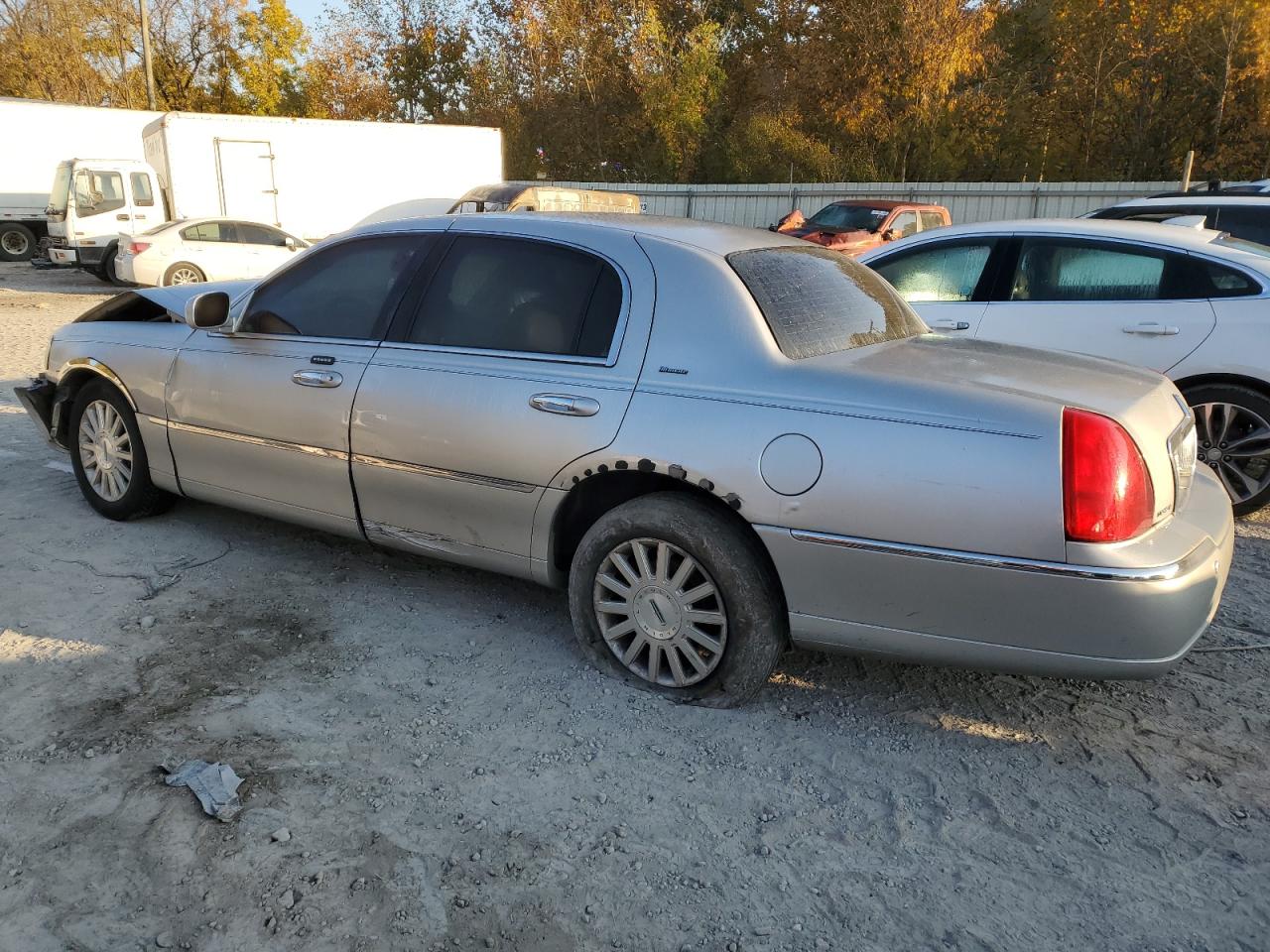2004 Lincoln Town Car - Image 2