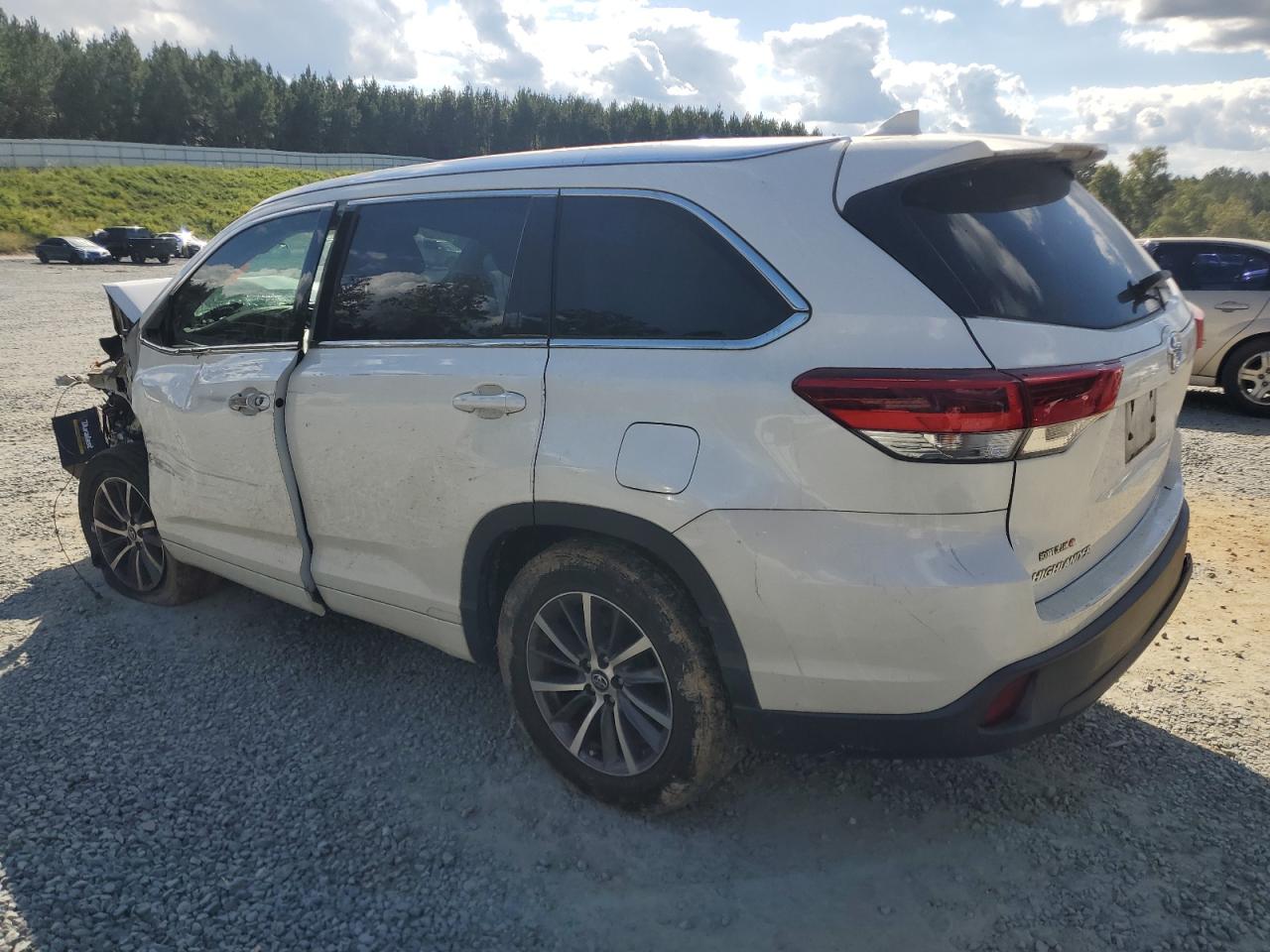 5TDKZRFH1JS538754 2018 Toyota Highlander Se