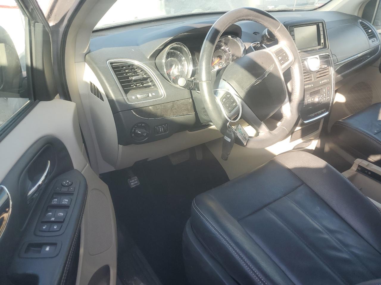 2014 Chrysler Town & Country - Image 8