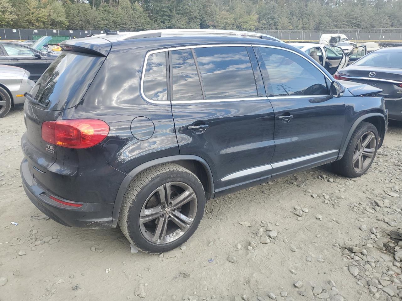 2017 Volkswagen Tiguan - Image 3
