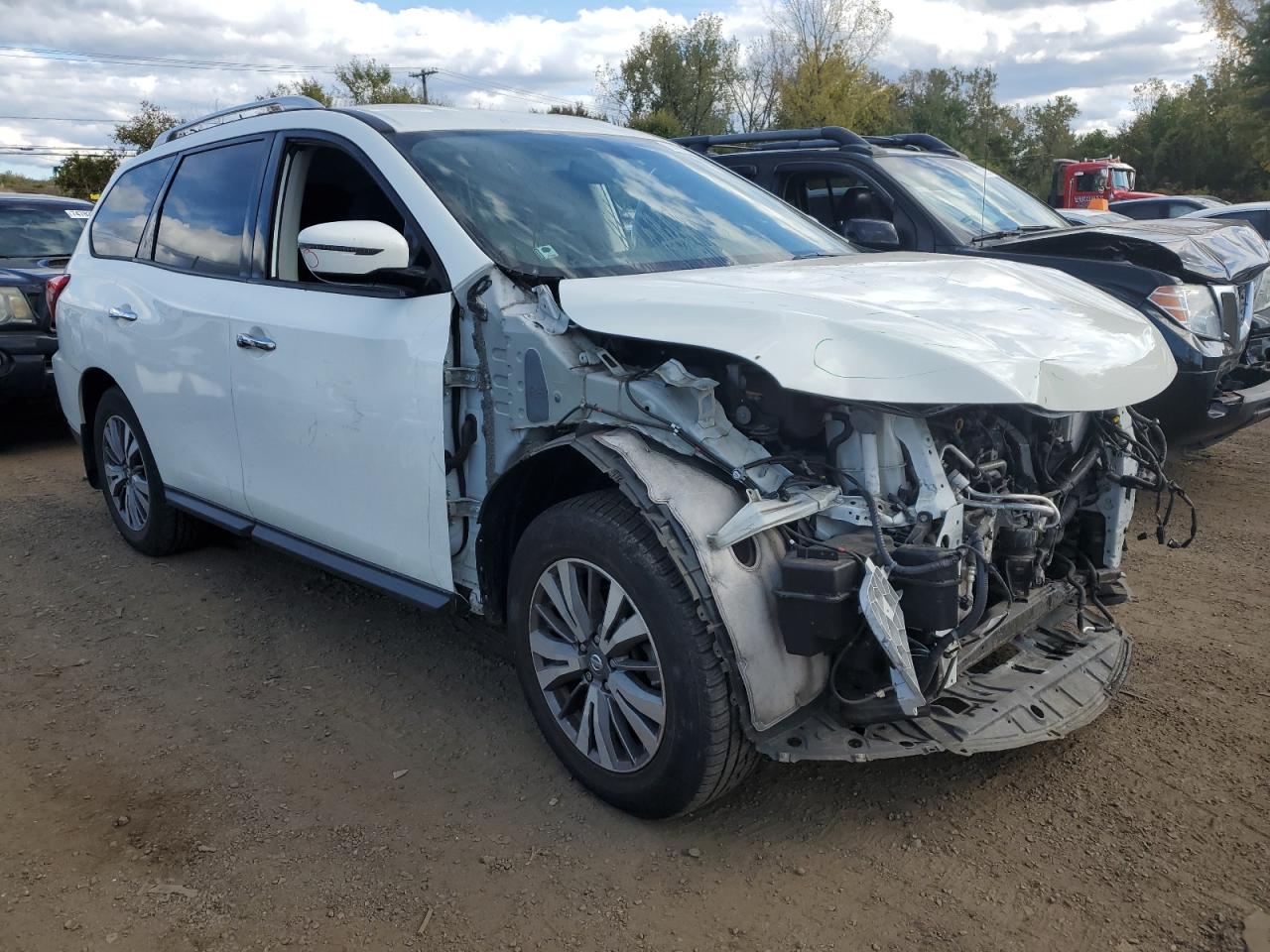 2017 Nissan Pathfinder - Image 4