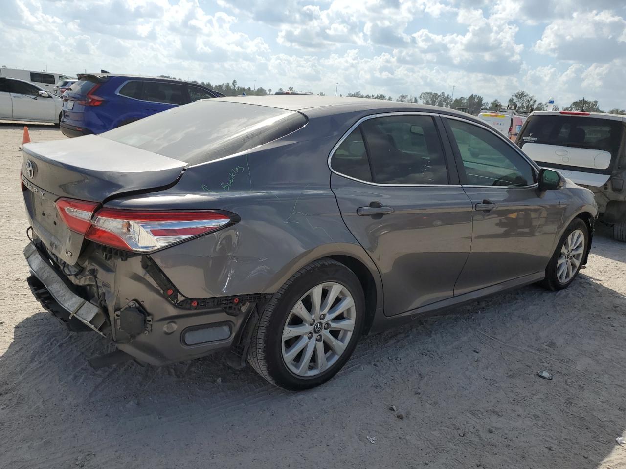 VIN 4T1B11HK3JU675025 2018 TOYOTA CAMRY no.3