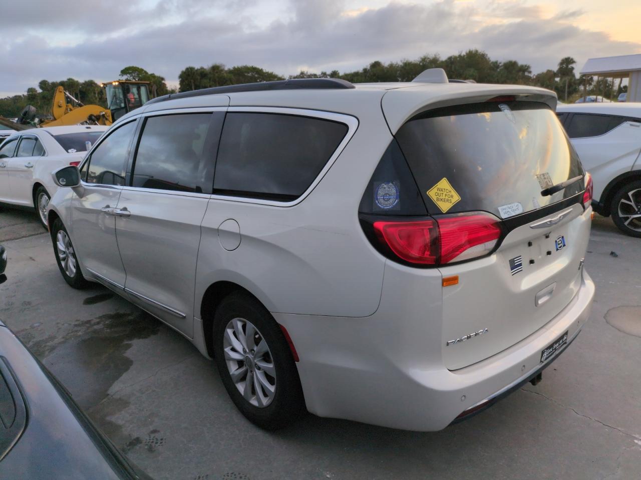 2C4RC1BG5HR712214 2017 CHRYSLER PACIFICA - Image 2