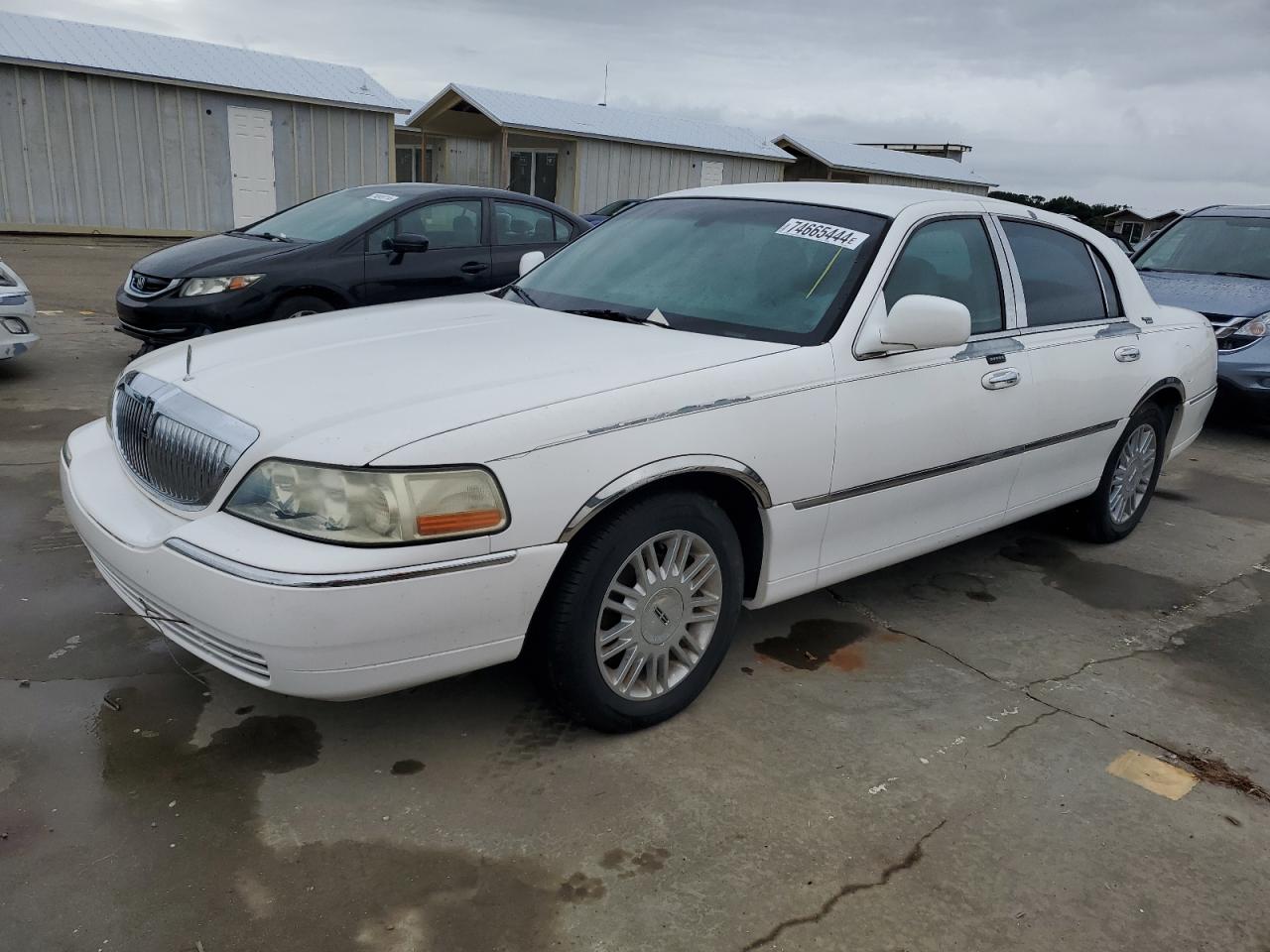 2008 Lincoln Town Car - Image 1