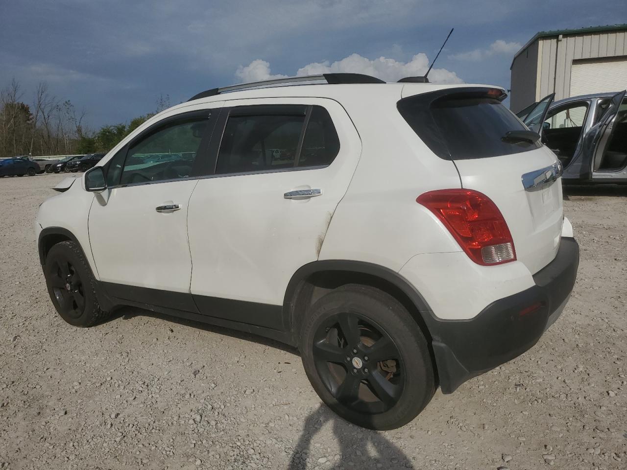 KL7CJTSB6FB073233 2015 CHEVROLET TRAX - Image 2