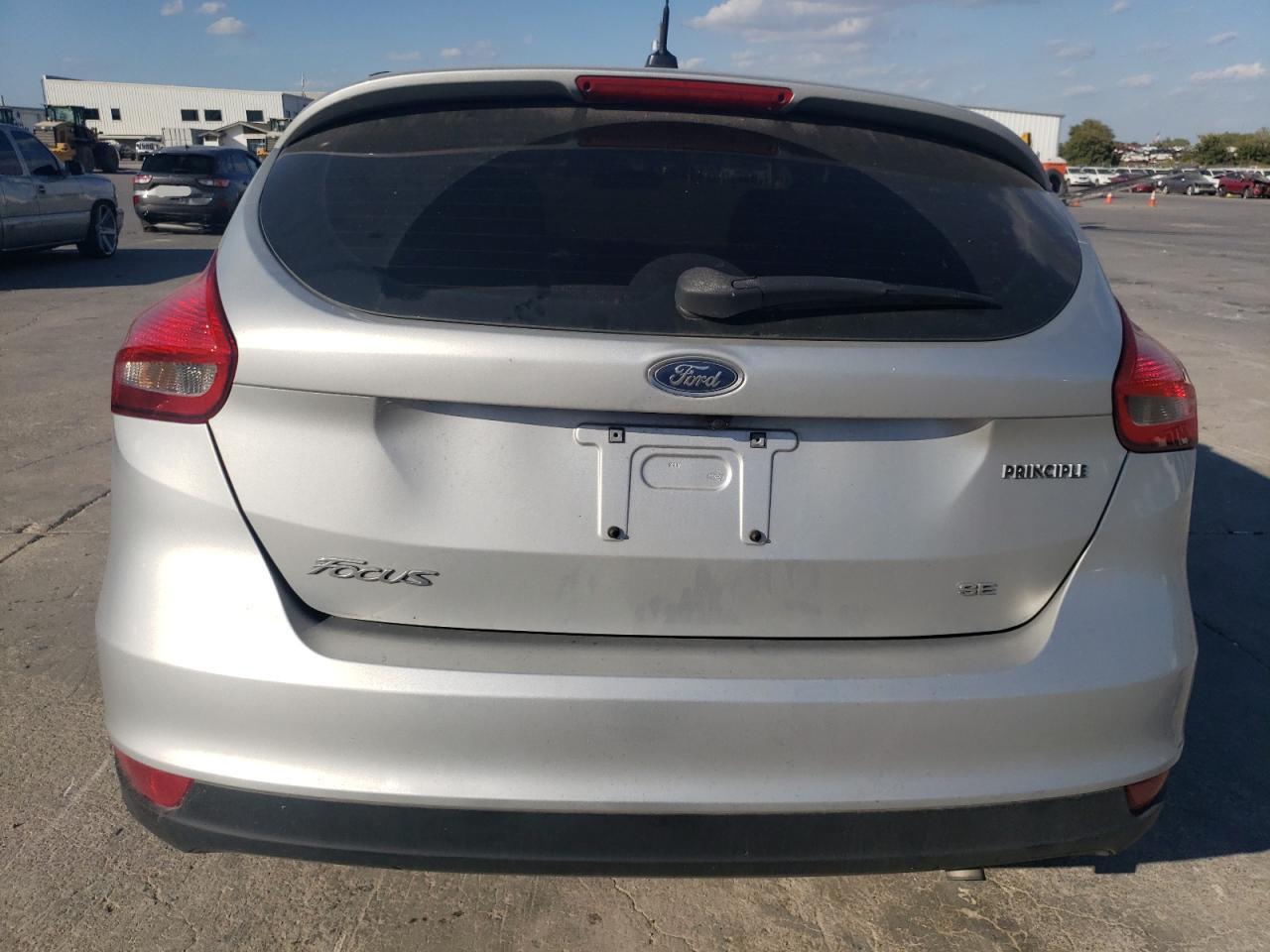 2018 Ford Focus Se VIN: 1FADP3K2XJL279296 Lot: 77615784