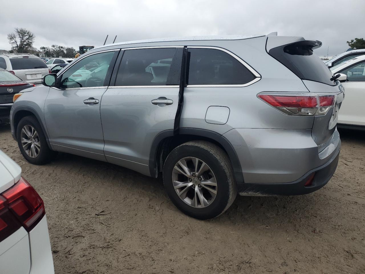 5TDKKRFH5FS105370 2015 TOYOTA HIGHLANDER - Image 2