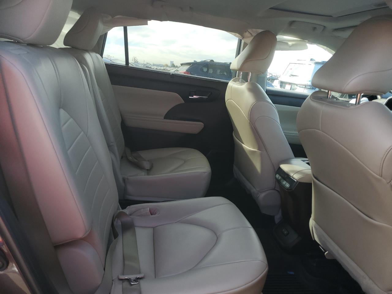 2022 Toyota Highlander - Image 11