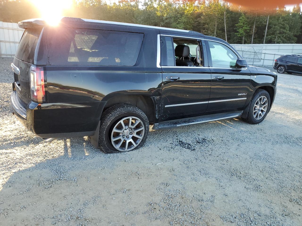 2015 GMC Yukon - Image 3