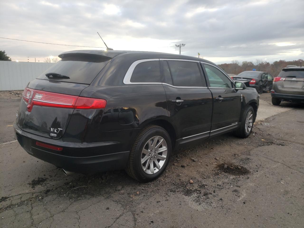 2019 Lincoln MKT - Image 3