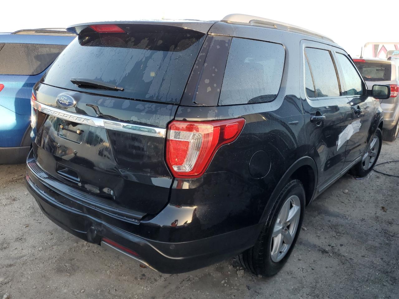 2019 Ford Explorer - Image 3