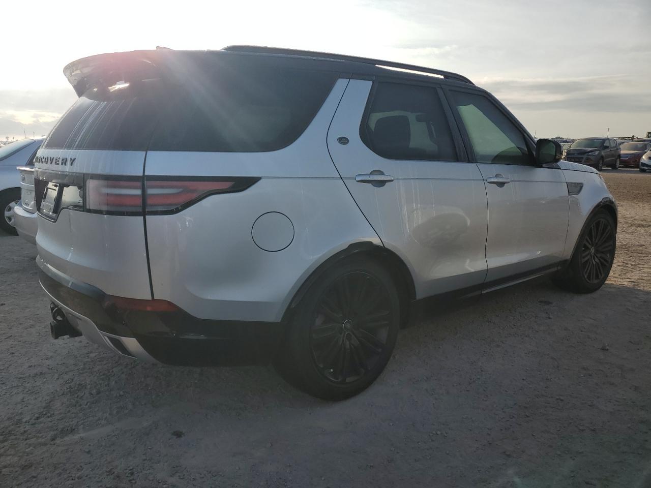 2019 Land Rover Discovery - Image 3