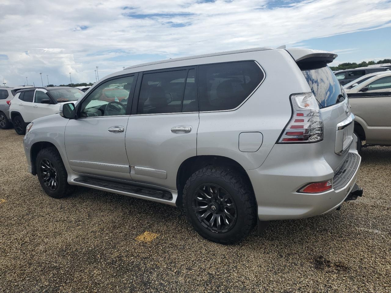 JTJJM7FX2K5226744 2019 LEXUS GX - Image 2