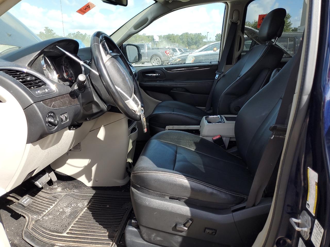 2016 Chrysler Town & Country - Image 7