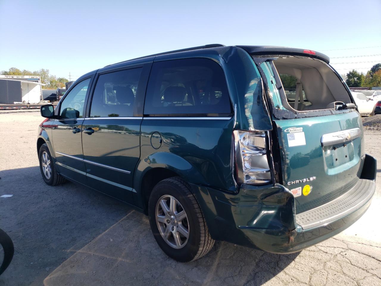 2009 Chrysler Town & Country - Image 2