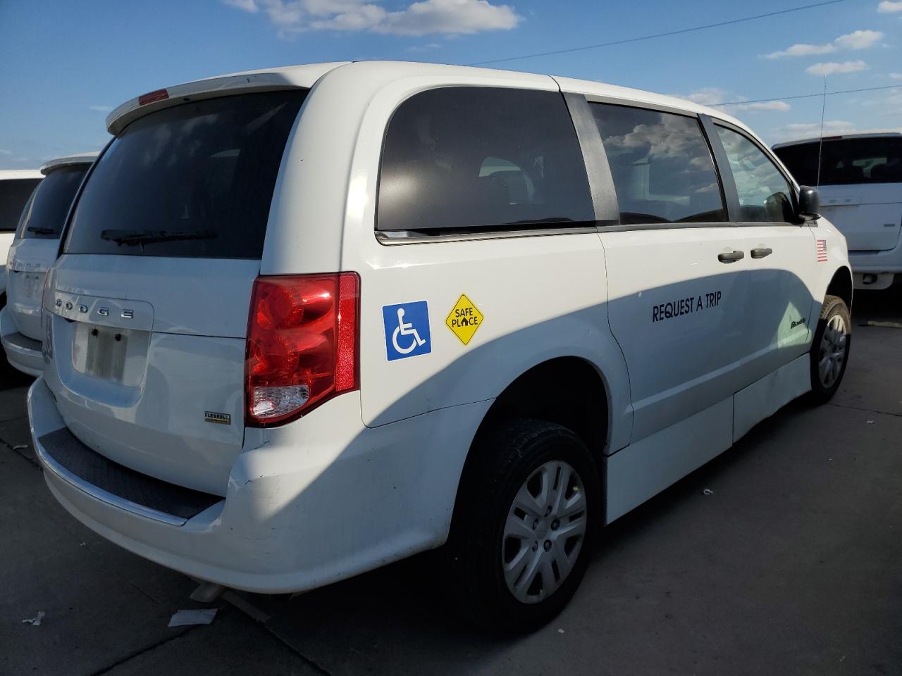2019 Dodge Caravan - Image 3