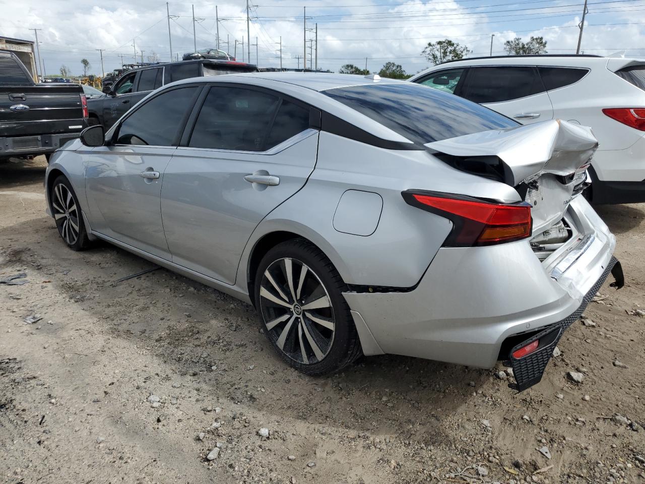 2020 Nissan Altima - Image 2