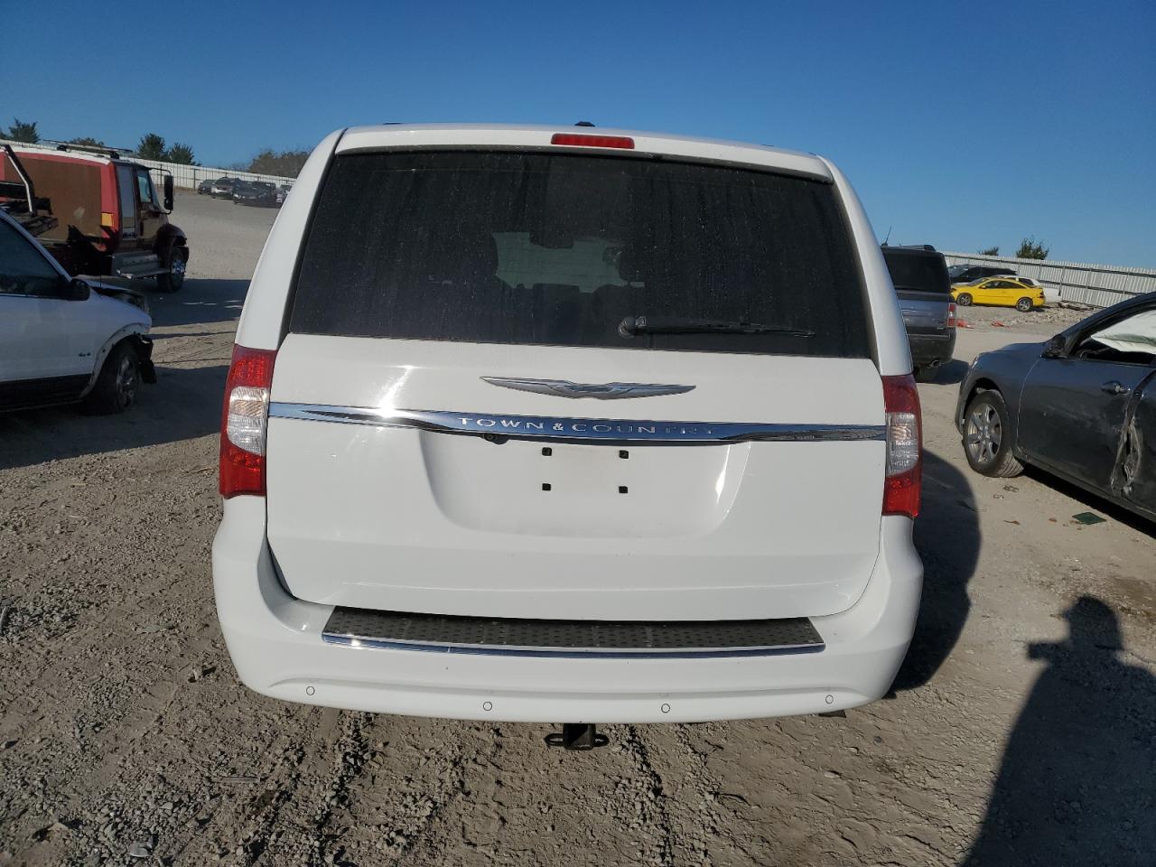 2014 Chrysler Town & Country - Image 6