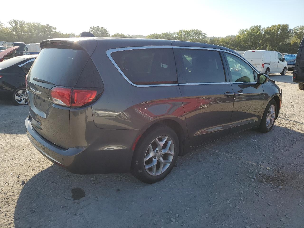 2019 Chrysler Pacifica - Image 3
