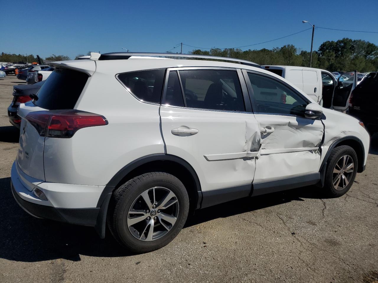 VIN JTMRFREV5HJ712346 2017 TOYOTA RAV4 no.3