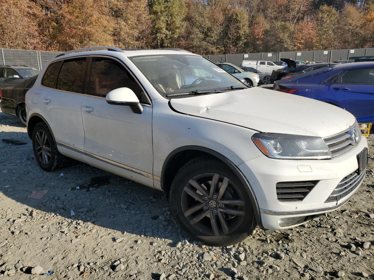 2019 Volkswagen Touareg - Image 4