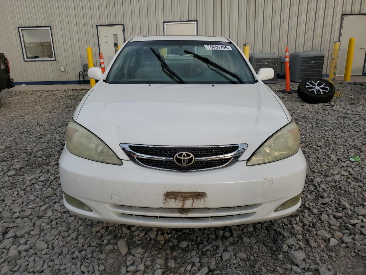 2004 Toyota Camry Le VIN: JTDBE32K040274217 Lot: 76609704