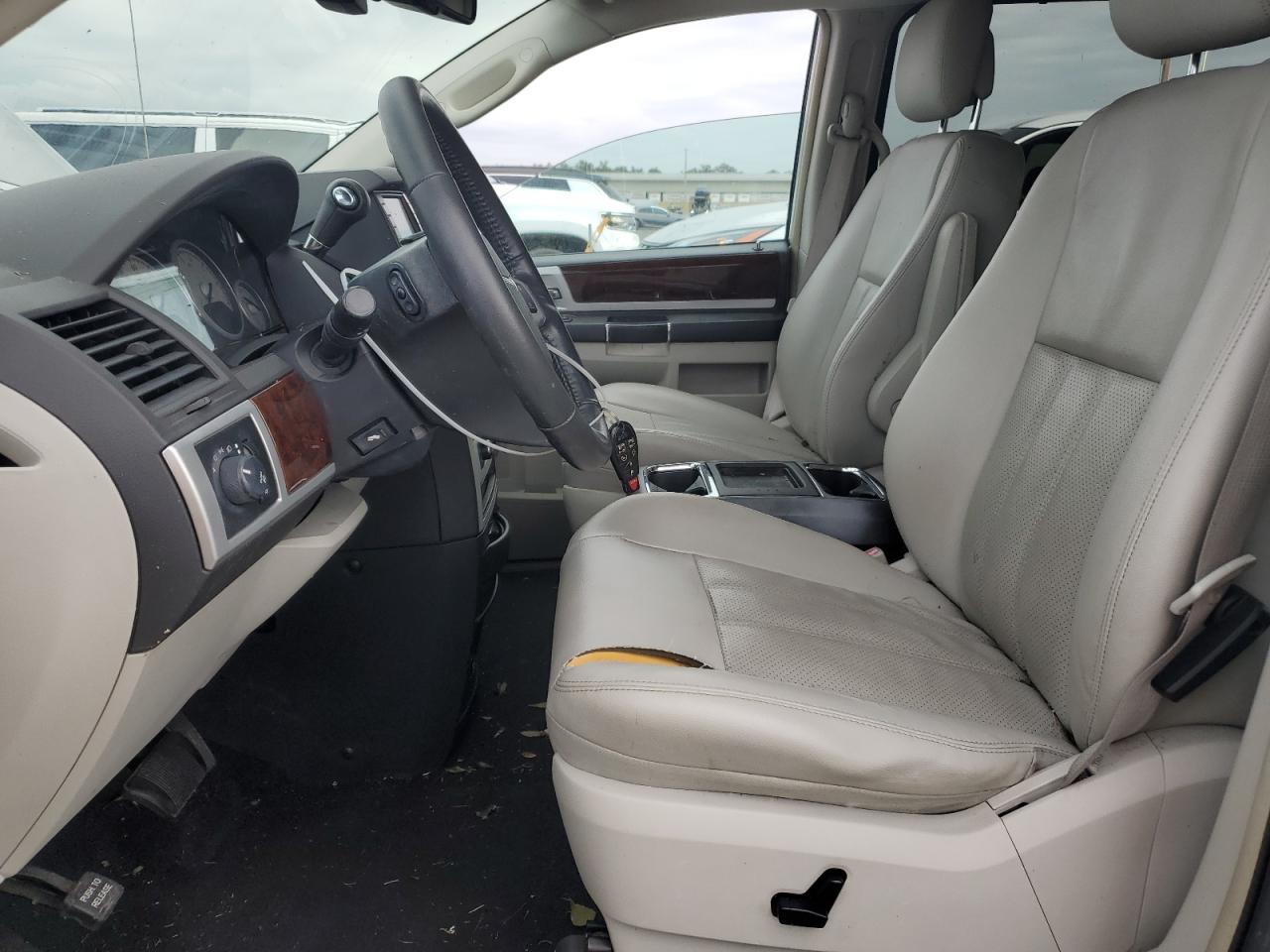 2010 Chrysler Town & Country - Image 7