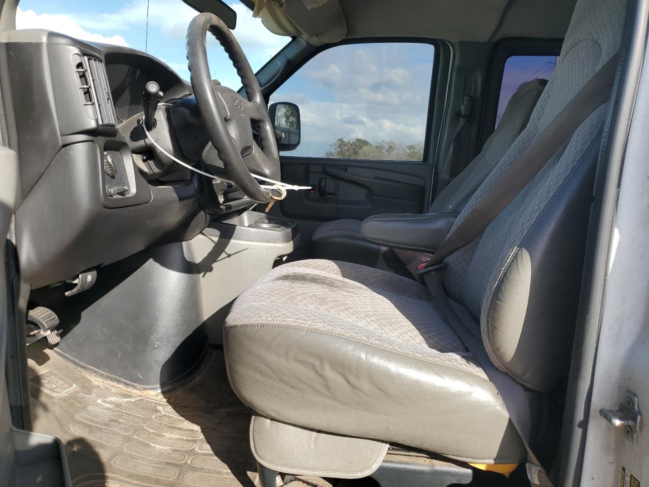 2005 Chevrolet Express - Image 7