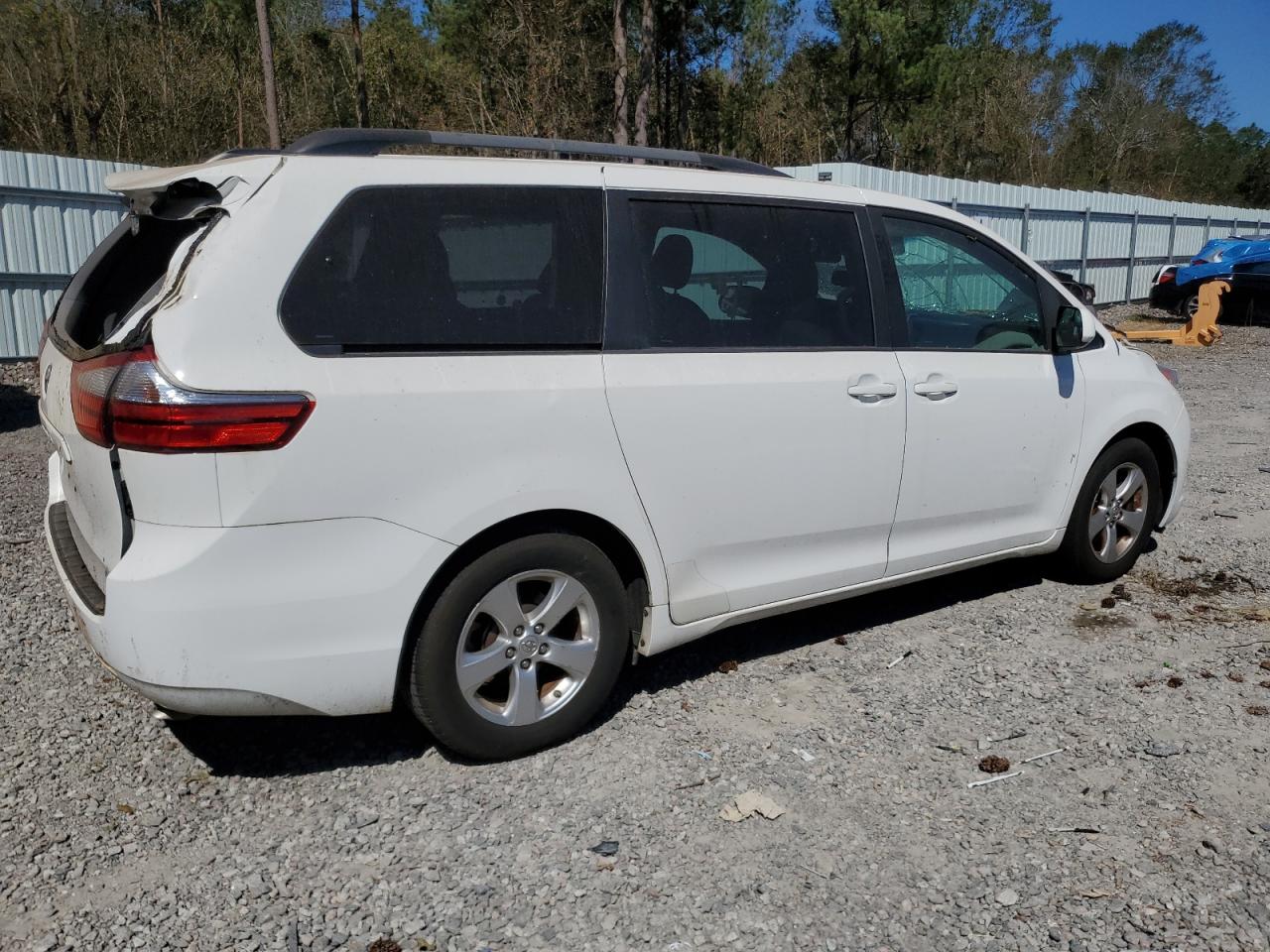 2015 Toyota Sienna - Image 3