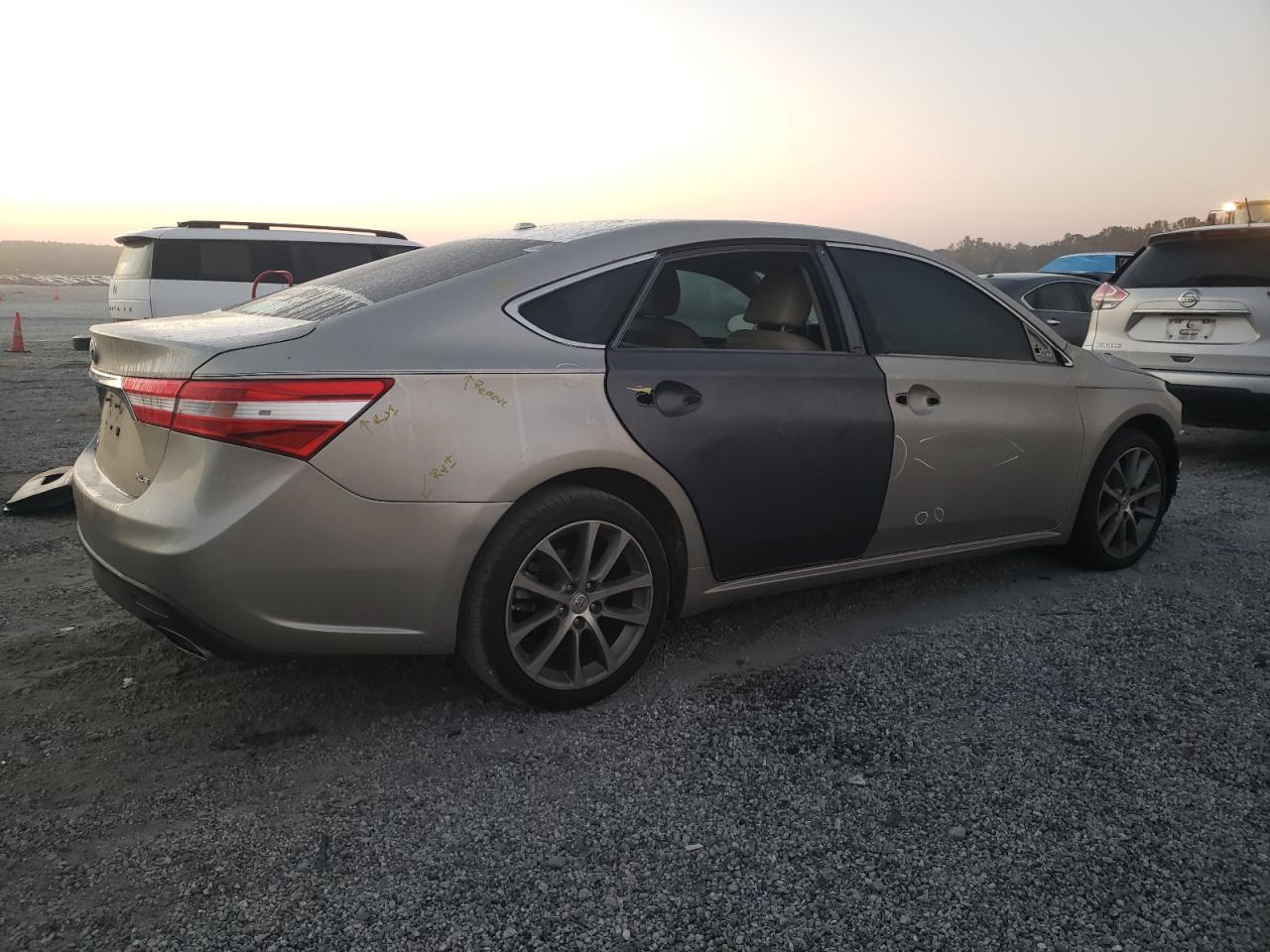 2014 Toyota Avalon - Image 3