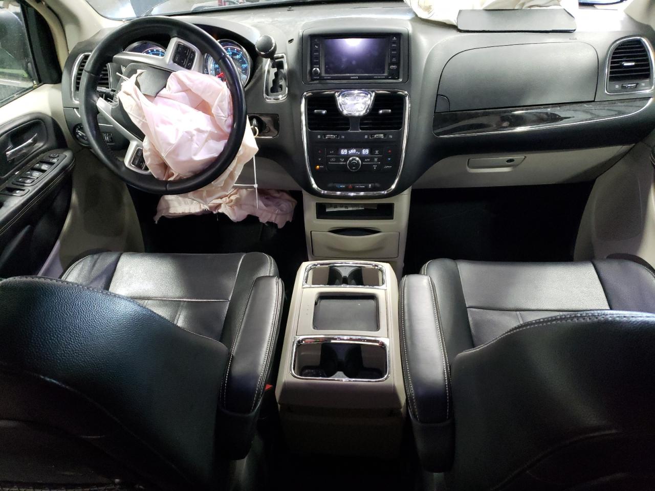 2014 Chrysler Town & Country - Image 8