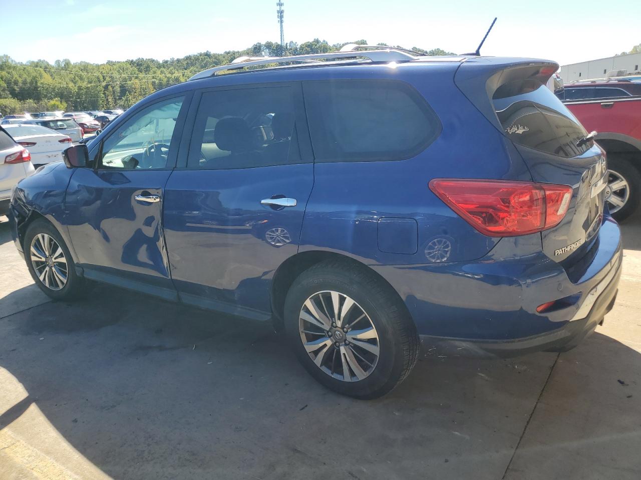2017 Nissan Pathfinder - Image 2