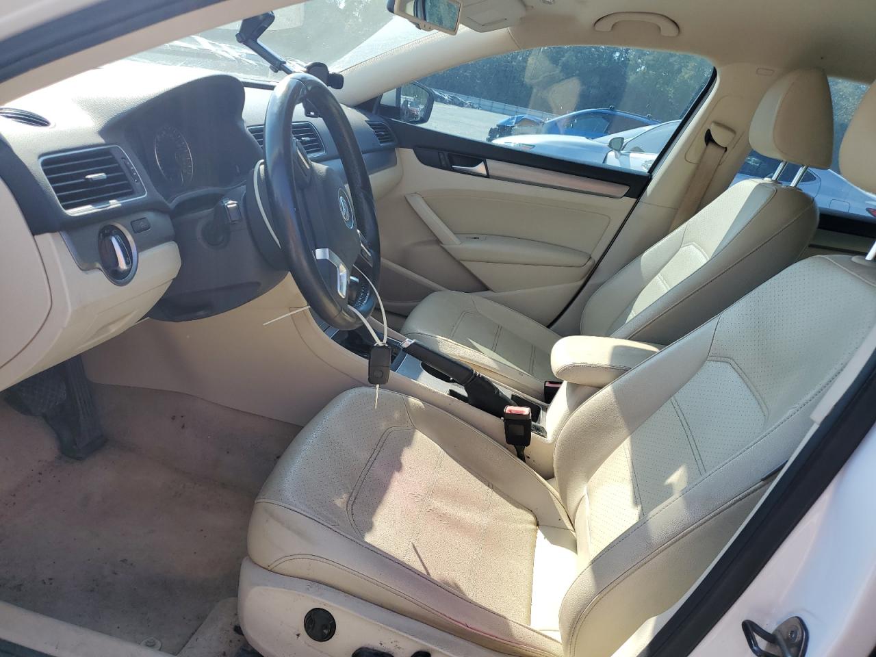2014 Volkswagen Passat - Image 7