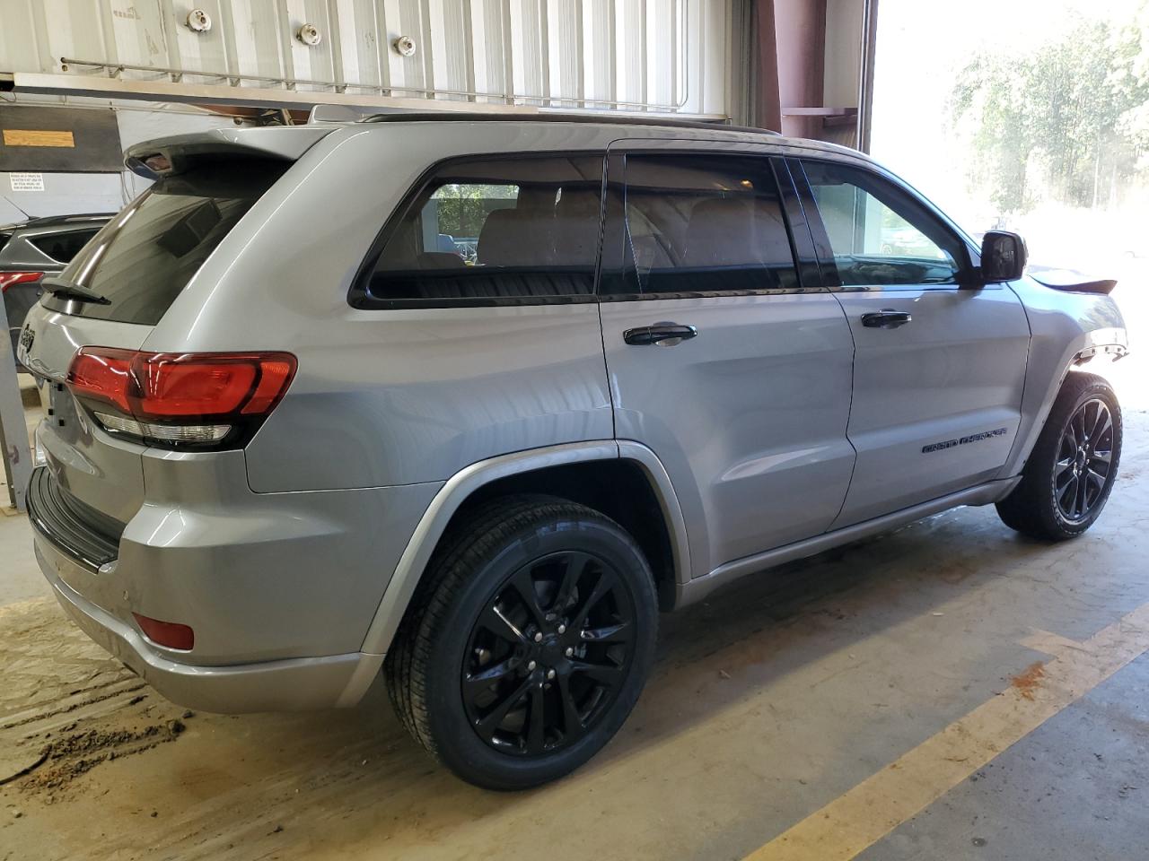 2018 Jeep Grand Cherokee - Image 3