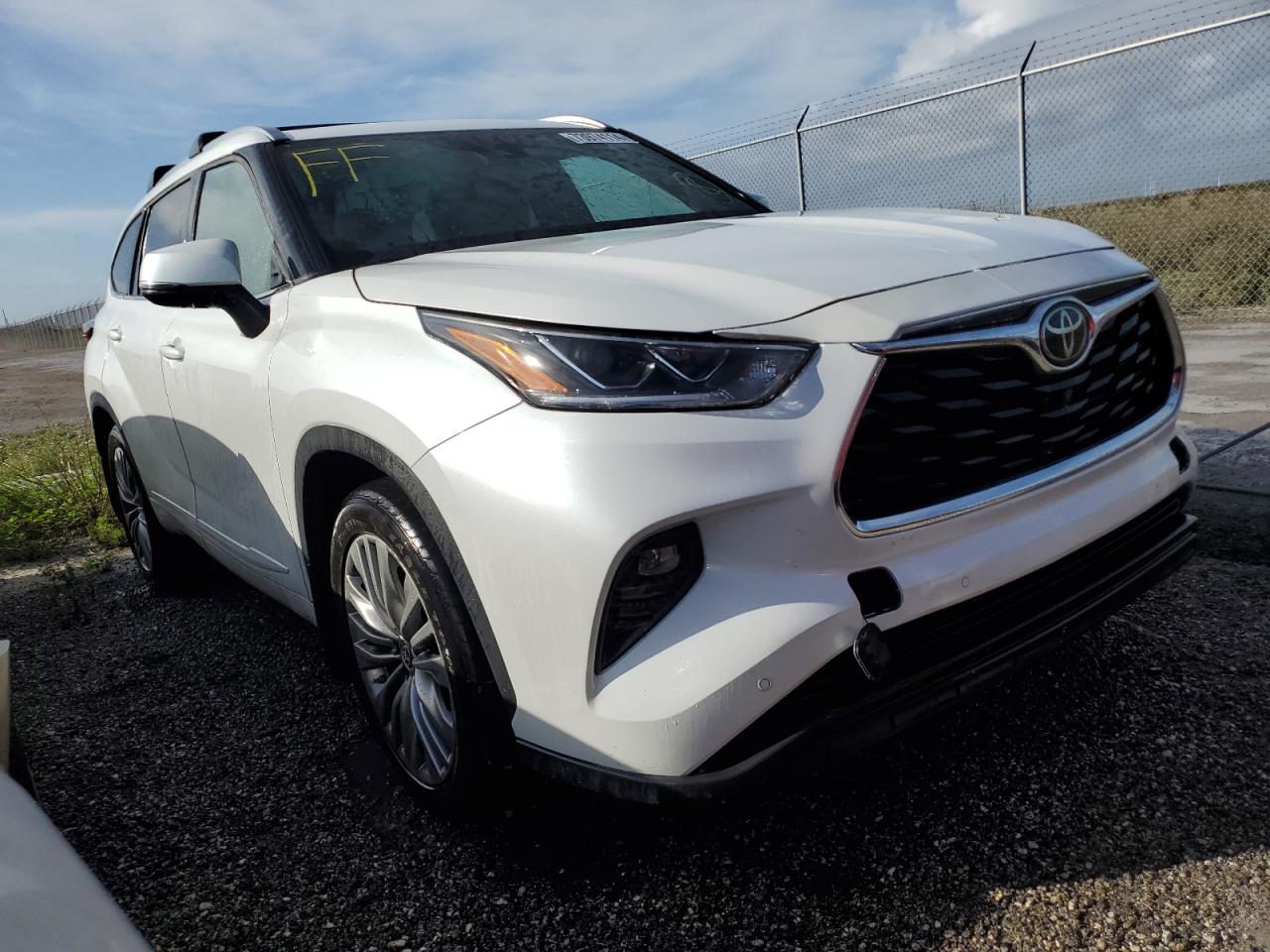 2022 Toyota Highlander - Image 4
