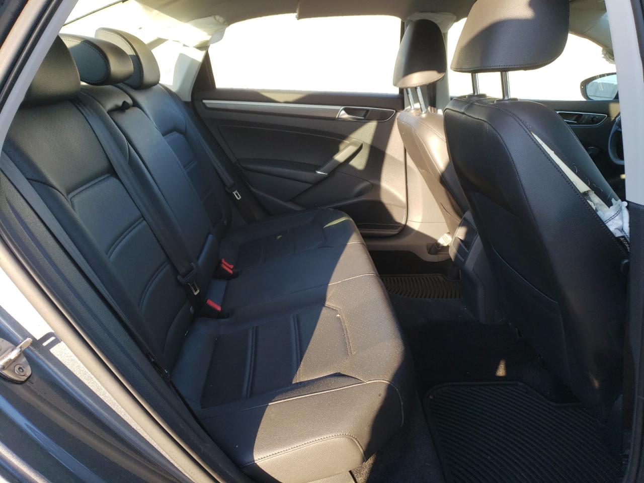 2018 Volkswagen Passat - Image 10