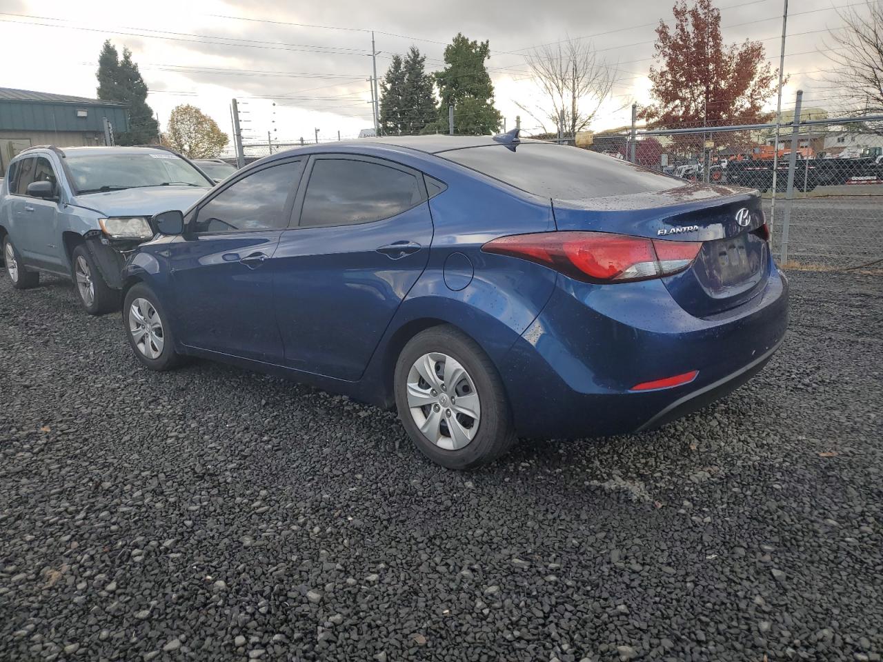 5NPDH4AE8GH729663 2016 HYUNDAI ELANTRA - Image 2