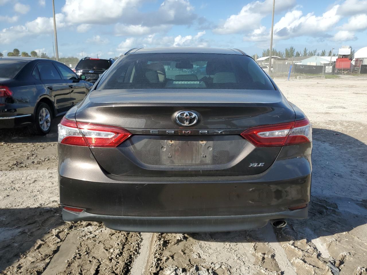 4T1B11HK6JU017196 2018 Toyota Camry L