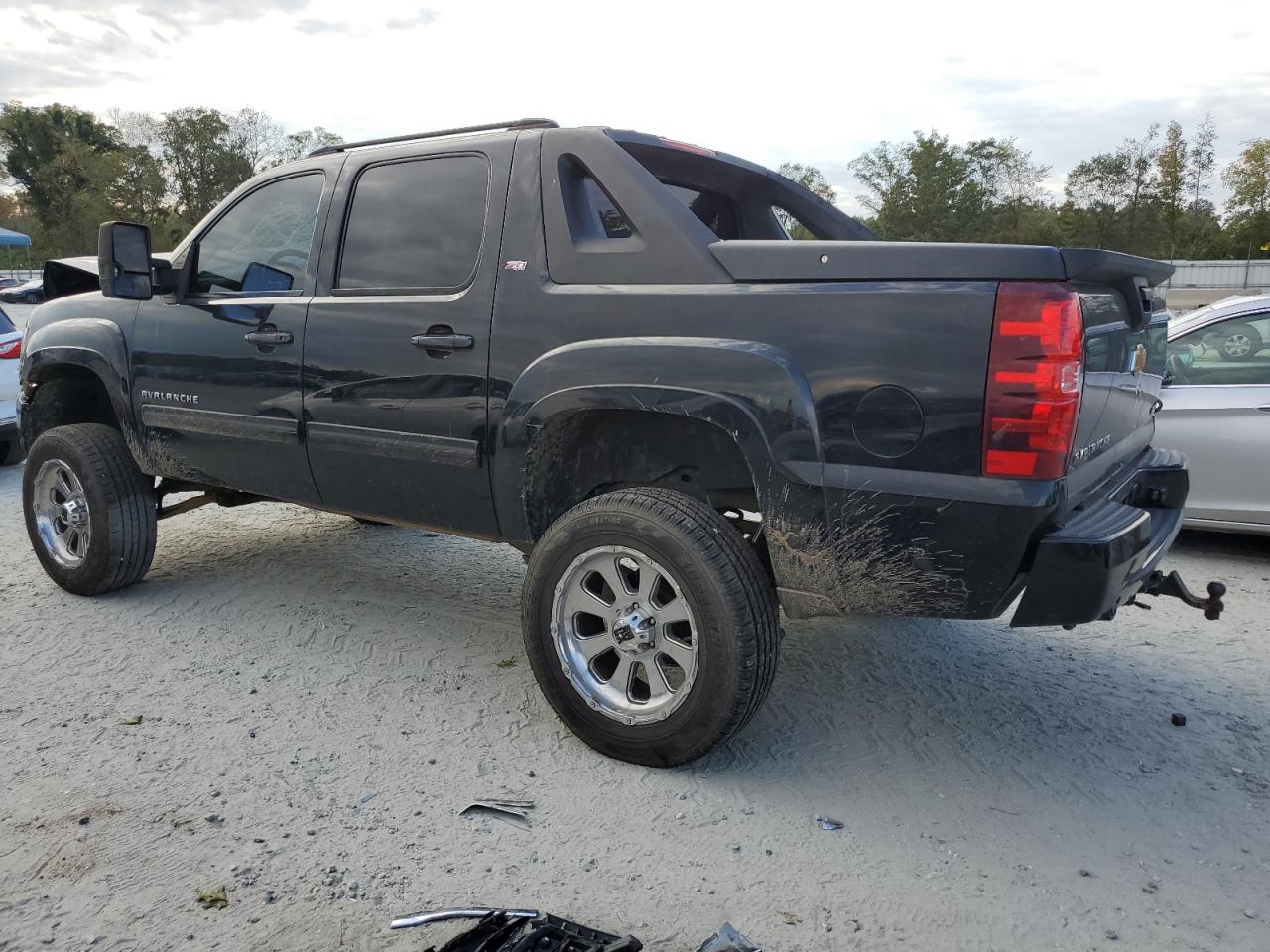 2012 Chevrolet Avalanche - Image 2