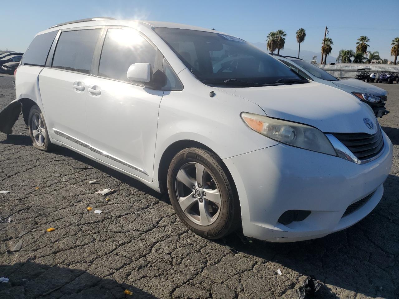 2014 Toyota Sienna - Image 4