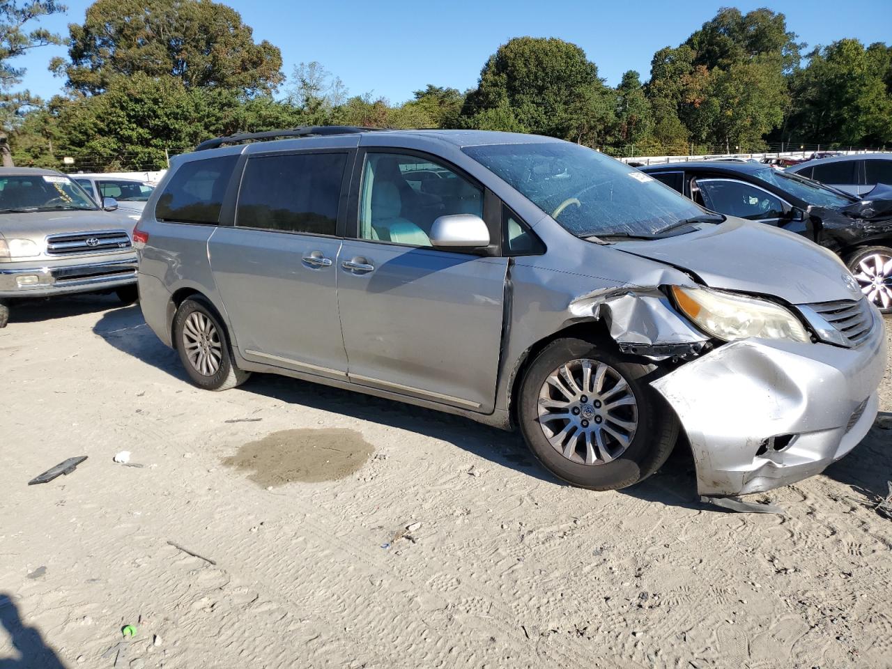 2012 Toyota Sienna - Image 4