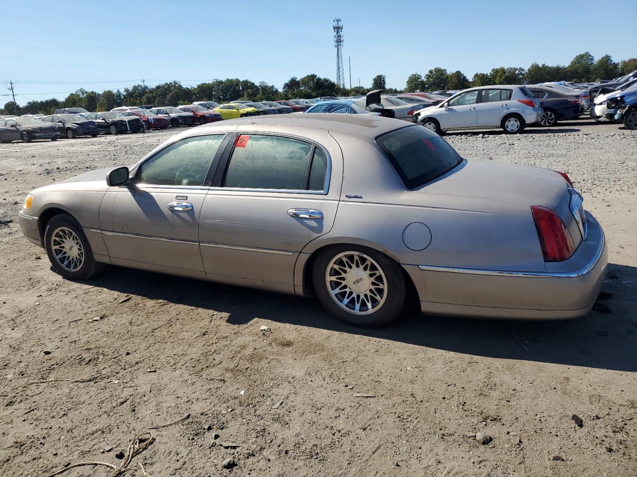 1LNHM82W0YY864594 2000 Lincoln Town Car Signature