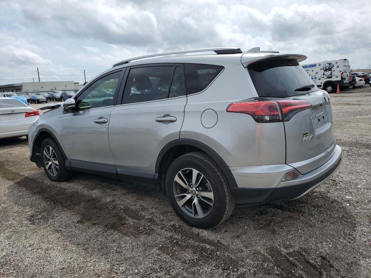 JTMWFREV6JJ195454 2018 TOYOTA RAV 4 - Image 2