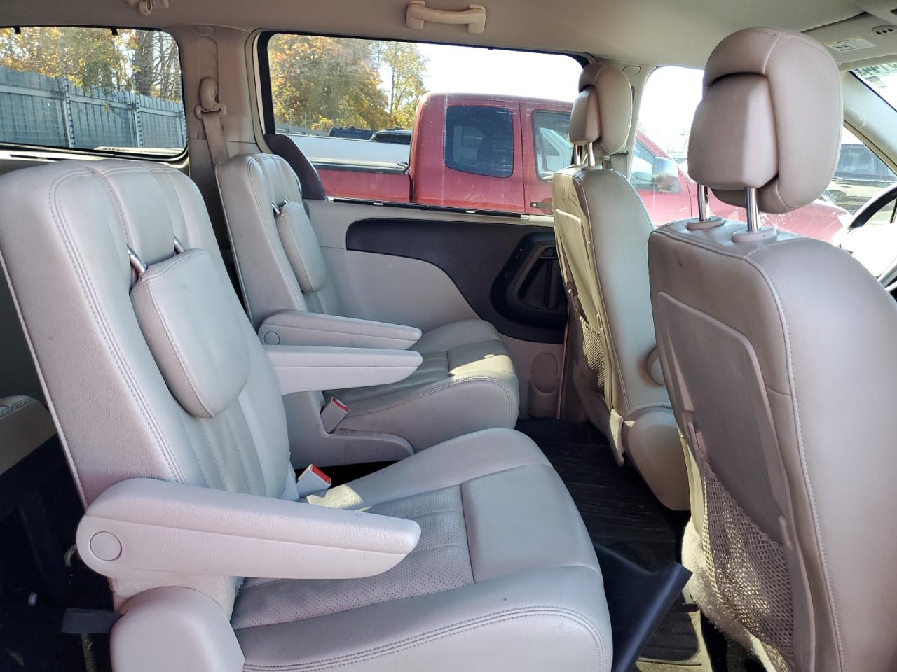 2013 Chrysler Town & Country - Image 11