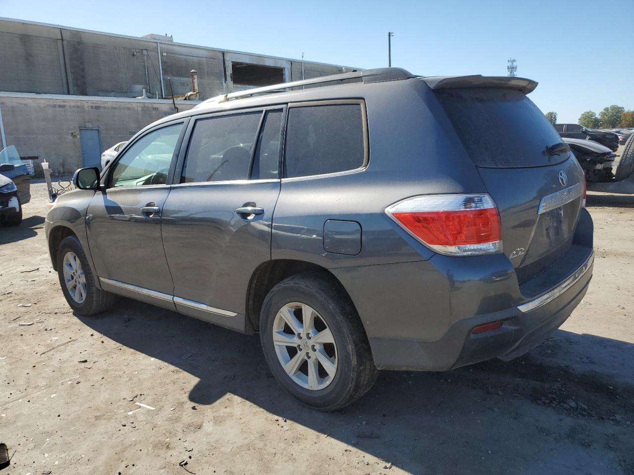 VIN 5TDBK3EHXDS270567 2013 TOYOTA HIGHLANDER no.2