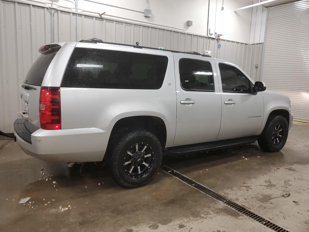 2010 Chevrolet Suburban - Image 3